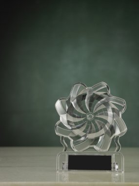 Kara tahta önünde kupa