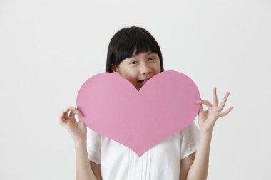 Kalp şekli ile kız