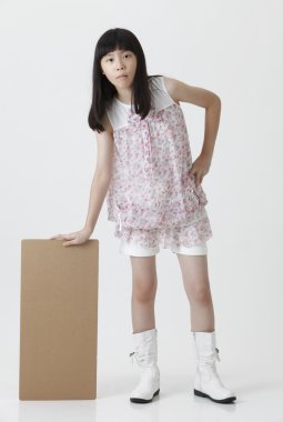 Kız holding kahverengi karton