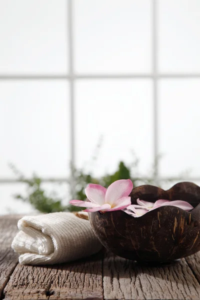 Frangipani bloem en hand handdoek — Stockfoto