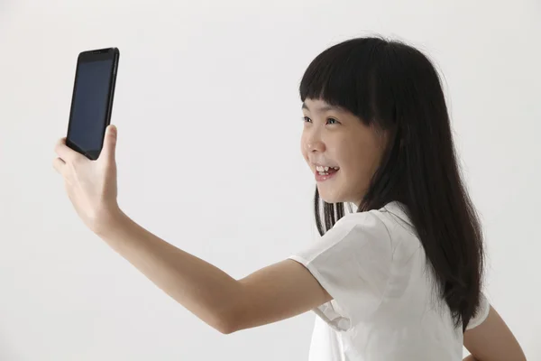 Menina chinesa fazendo selfie — Fotografia de Stock