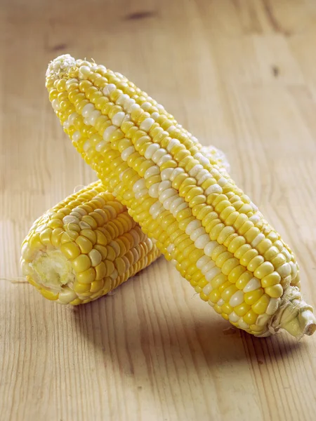 Oreja de maíz amarillo —  Fotos de Stock