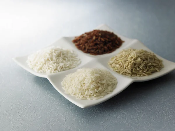 Diferentes tipos de arroz en el plato — Foto de Stock