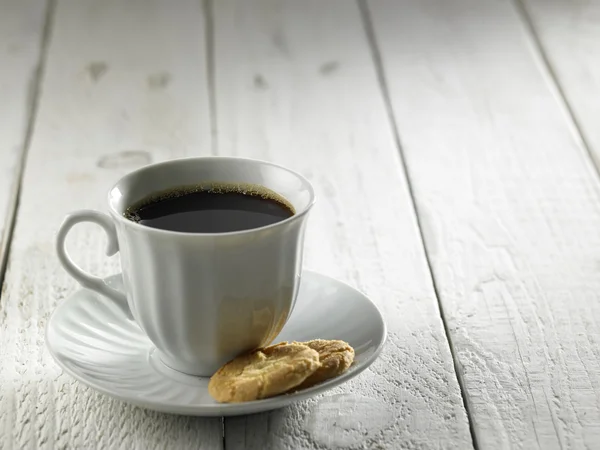 Café preto com dois biscoitos — Fotografia de Stock