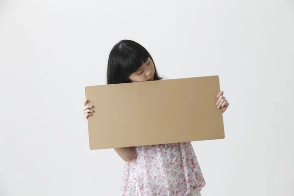 Menina segurando papelão marrom — Fotografia de Stock