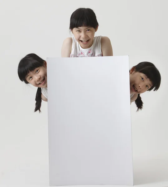 Chicas escondidas detrás del tablero —  Fotos de Stock
