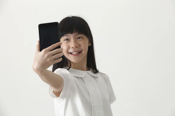 Menina chinesa fazendo selfie — Fotografia de Stock