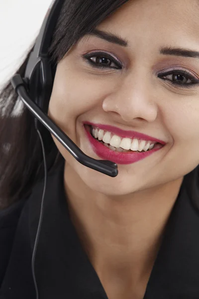 Femme indienne avec microphone — Photo