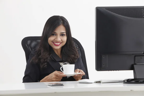 Business woman having coffee break — Stock Photo, Image