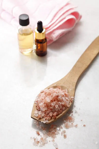 Salz, Massageöl und Handtuch — Stockfoto