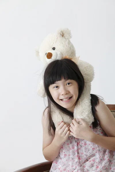 Fille avec ours en peluche — Photo