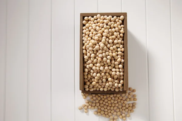 Feijão de soja em recipiente de madeira — Fotografia de Stock