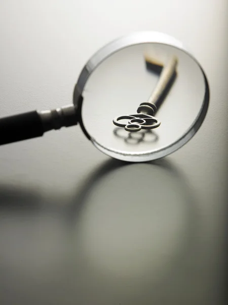 Förstoringsglas på en nyckel — Stockfoto