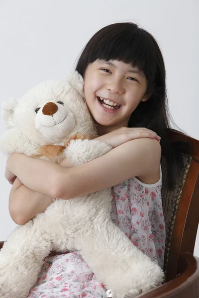 Fille étreignant ours en peluche — Photo