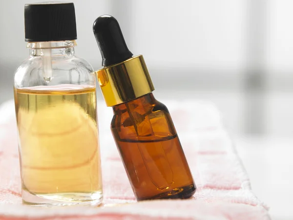 Massage olie på toppen af håndklæde - Stock-foto