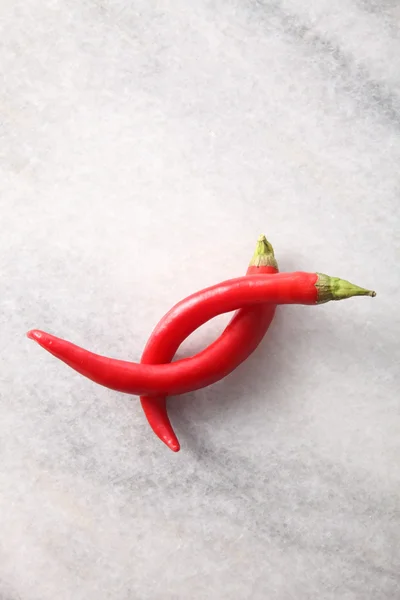 Twee rode chili naast elkaar — Stockfoto