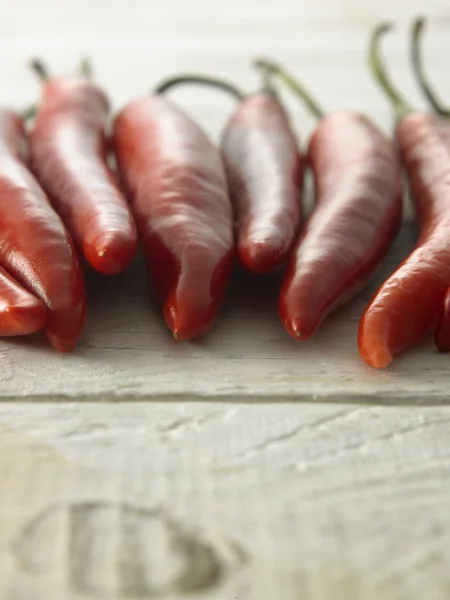 Peperoncino rosso su un tavolo bianco — Foto Stock