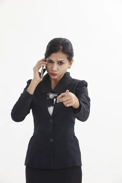 Бізнес-леді розмовляє по телефону — стокове фото