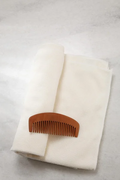 Comb and towel — Stock Photo, Image