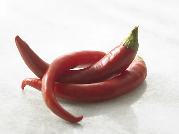 Pimenta vermelha em uma mesa branca — Fotografia de Stock