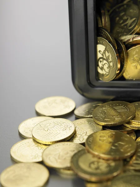 Monedas de oro y caja — Foto de Stock