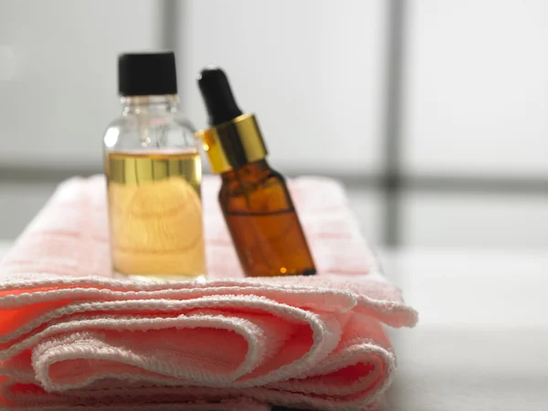 Massage oil on top of towel — Stock Photo, Image