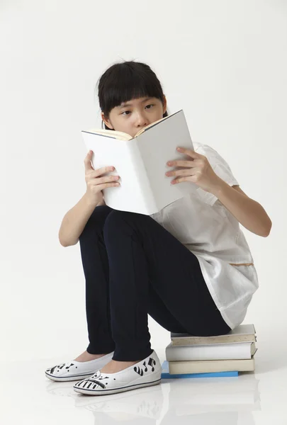 Дівчина читання книги — стокове фото