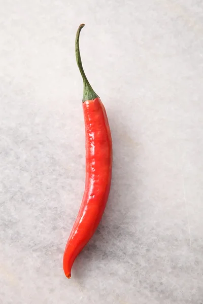 Peperoncino rosso sul tavolo — Foto Stock