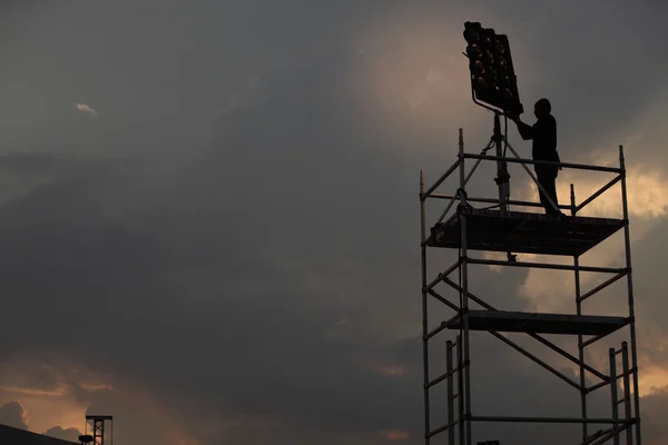 Un homme installe un projecteur — Photo