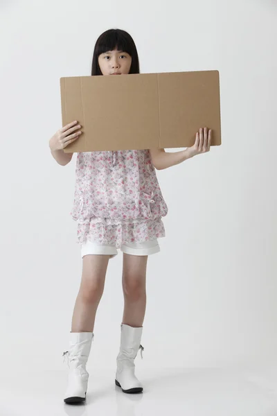 Kız holding kahverengi karton — Stok fotoğraf