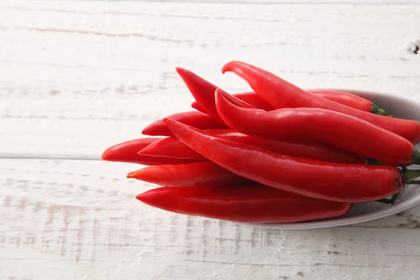 Peperoncino rosso infuriato in un piccolo piatto — Foto Stock