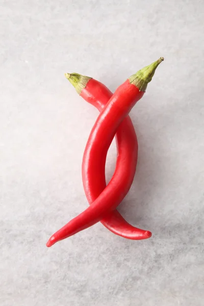 Dvě červené chilli vedle sebe — Stock fotografie