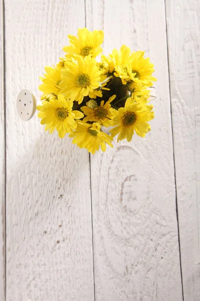 Bloem geregeld met mini gieter — Stockfoto