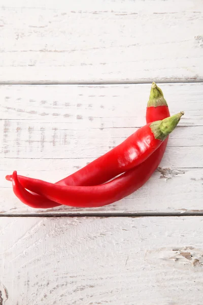 Dvě červené chilli vedle sebe — Stock fotografie