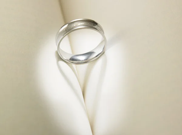 Anillo de boda de fundición de una sombra en forma de corazón — Foto de Stock