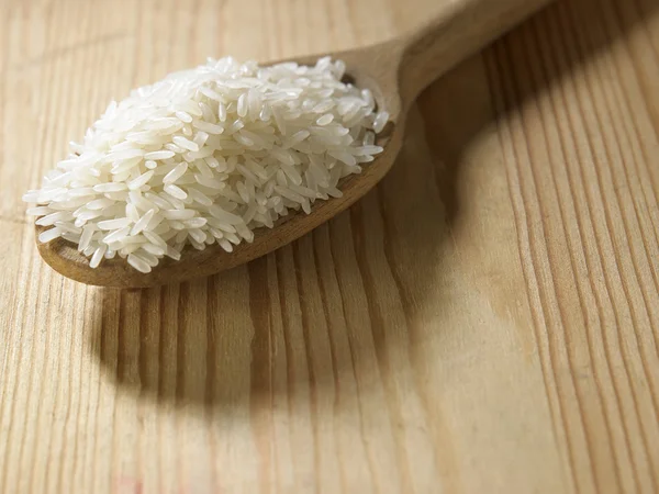Lžíce plná rýže — Stock fotografie
