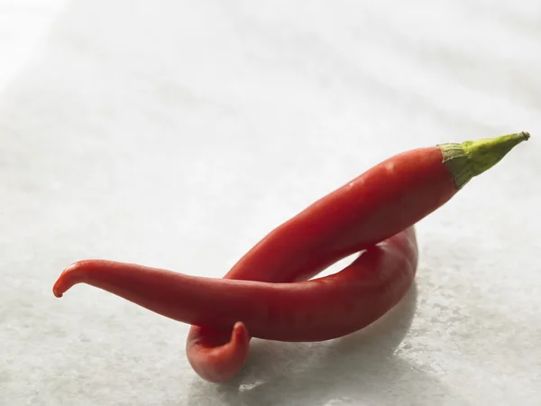 Peperoncino rosso su un tavolo bianco — Foto Stock