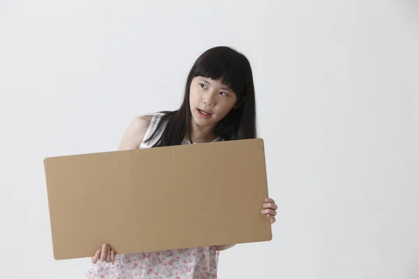 Menina segurando papelão marrom — Fotografia de Stock