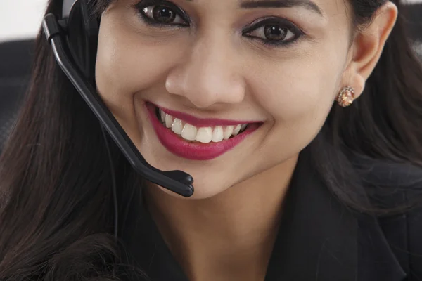 Lächelnder Bediener mit Kopfhörer — Stockfoto