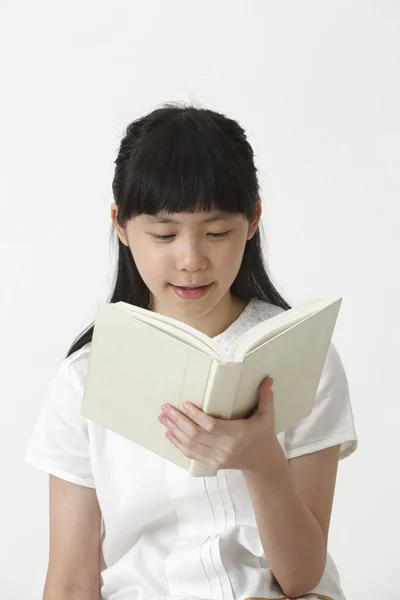 Ragazza che legge un libro — Foto Stock