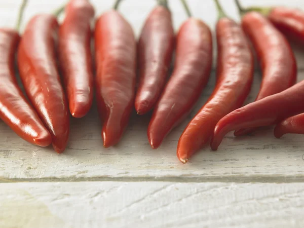 Rode chili peper op een witte tafel — Stockfoto