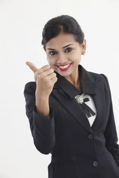 Индийская женщина с большими пальцами вверх — стоковое фото
