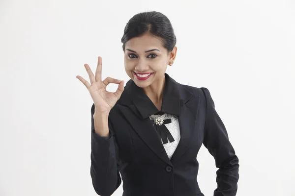 Mujer india con signo Ok —  Fotos de Stock