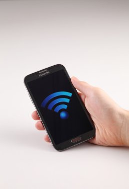 İnsan eli ile telefon