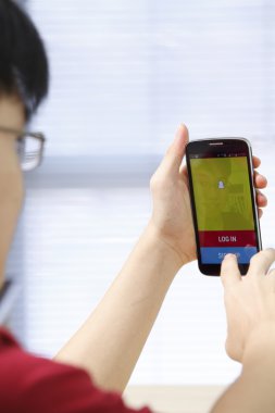 Elinde runnig app ile telefon