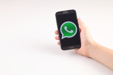 İnsan eli ile telefon