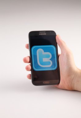 İnsan eli ile telefon