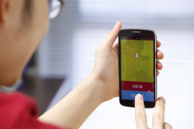 Elinde runnig app ile telefon