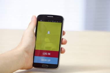 Elinde runnig app ile telefon