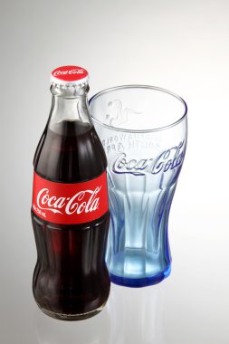 boş cam şişesiyle